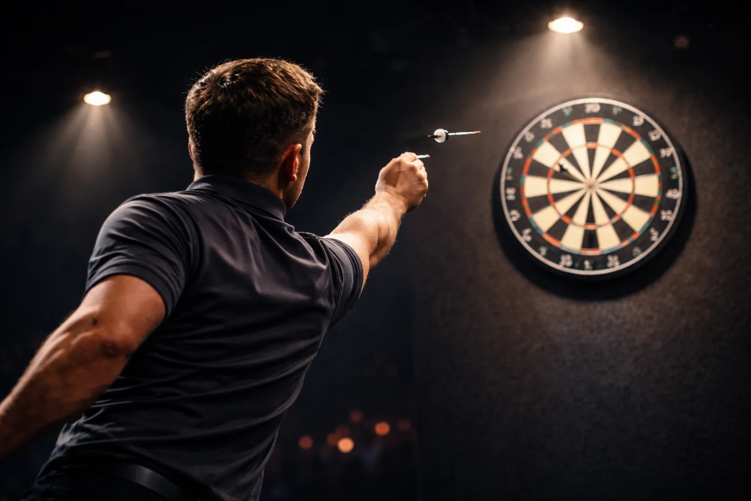 Darts-Spieler wirft einen Pfeil auf der Bühne unter Scheinwerferlicht