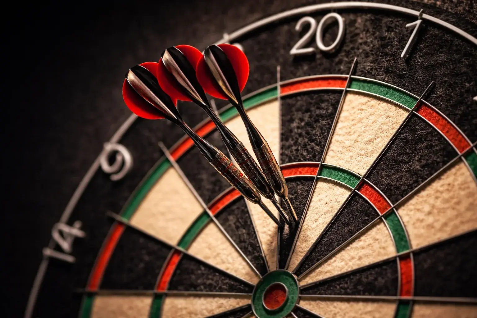 Nahaufnahme einer professionellen Dartscheibe mit Pfeilen im Triple-20-Segment